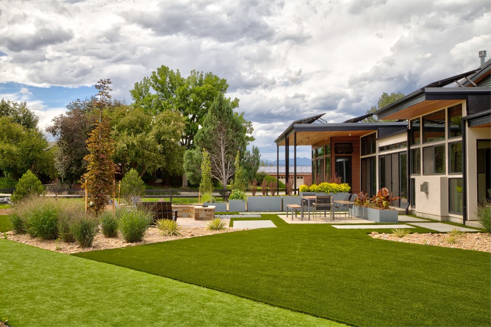 Geometrischer Moderner Kiesgarten hinter dem Haus mit Feuerstelle und direkter Sonneneinstrahlung in Denver