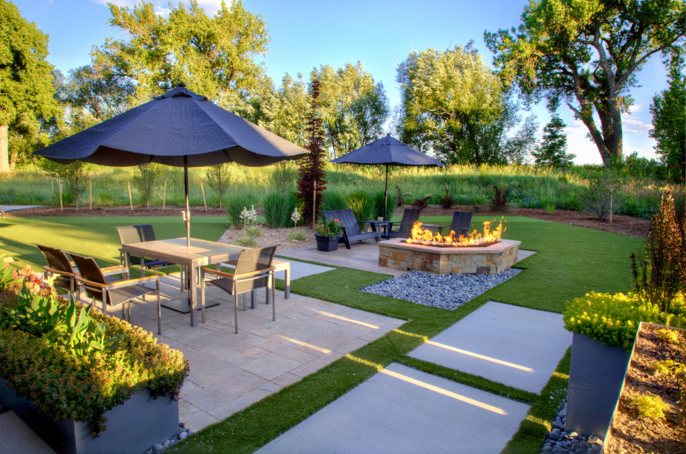 Идея дизайна: солнечный регулярный сад на заднем дворе в стиле модернизм с местом для костра, хорошей освещенностью и покрытием из гравия
