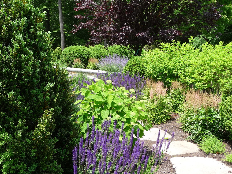 ニューヨークにある小さな、夏のトラディショナルスタイルのおしゃれな庭 (庭への小道、日向、天然石敷き) の写真