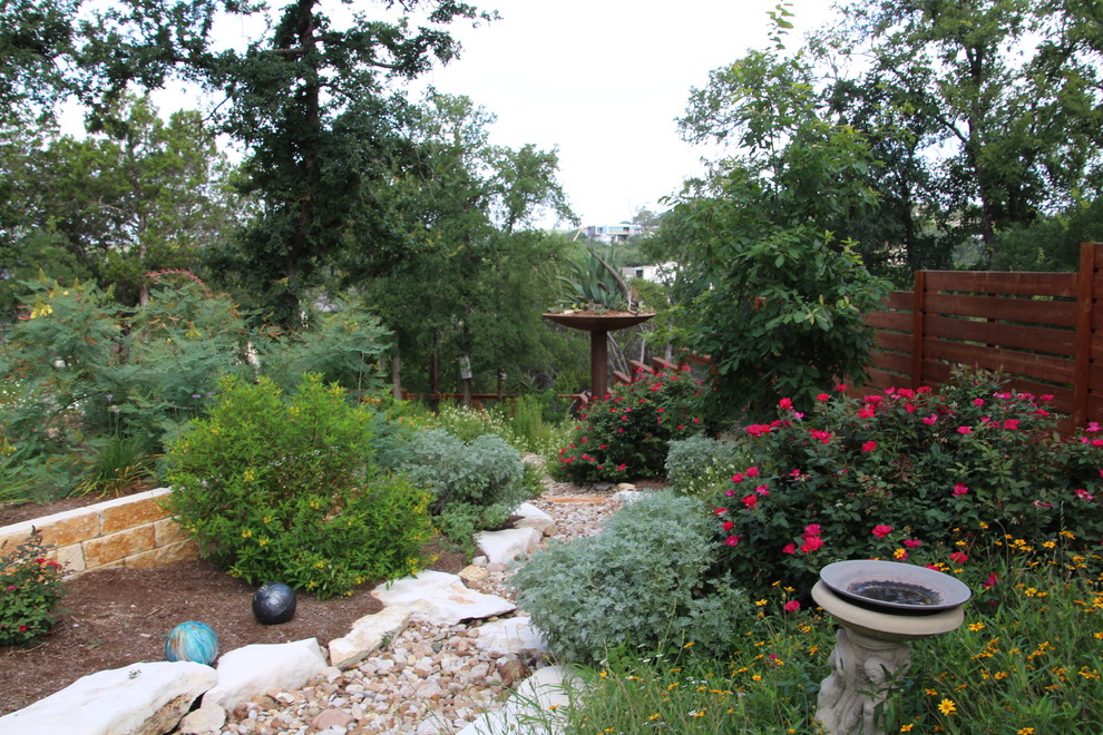 Пример оригинального дизайна: солнечный засухоустойчивый сад среднего размера на заднем дворе в современном стиле с хорошей освещенностью и покрытием из гравия