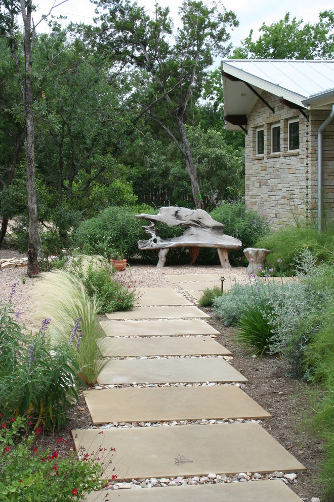 Mittelgroßer Klassischer Gartenweg im Sommer, neben dem Haus mit direkter Sonneneinstrahlung und Betonboden in Austin