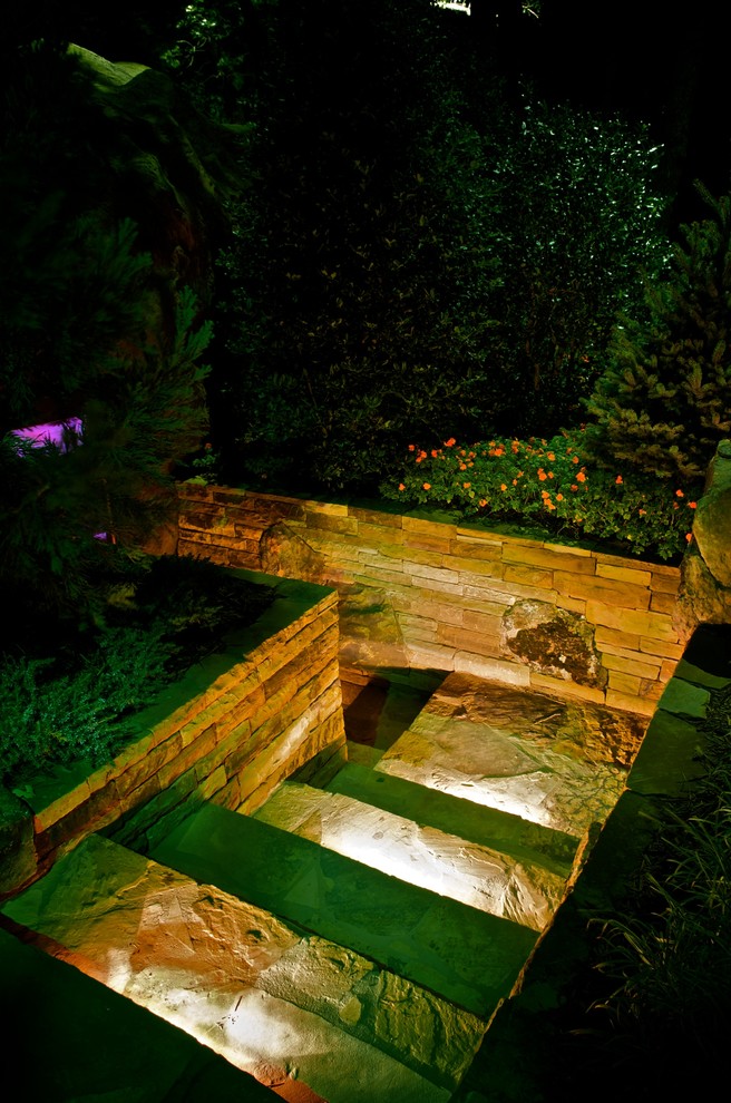 Inspiration för mellanstora rustika trädgårdar i skuggan i slänt