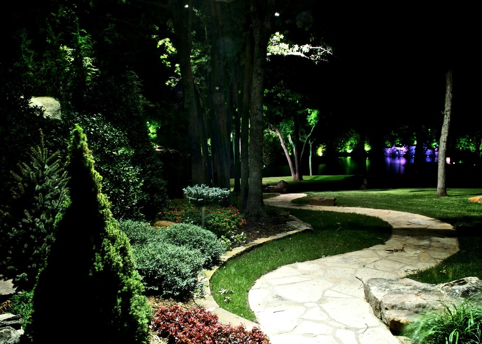 Immagine di un ampio giardino chic esposto a mezz'ombra con fontane e un pendio, una collina o una riva