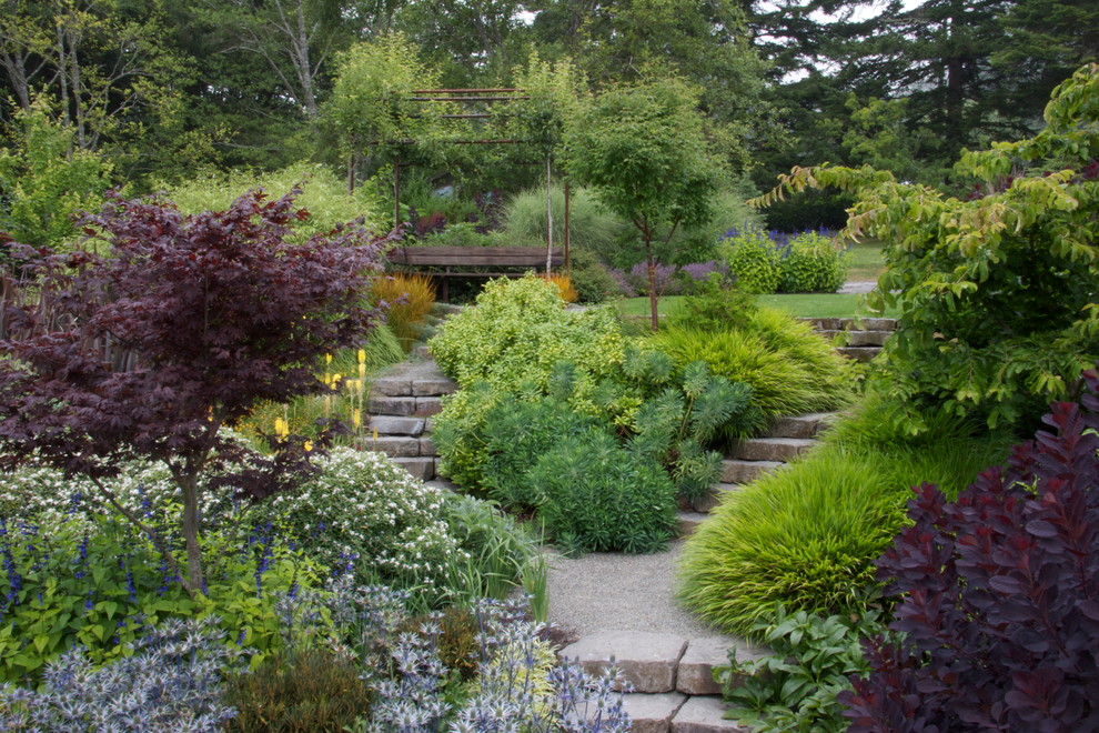 Cette image montre un jardin traditionnel avec une pente, une colline ou un talus.