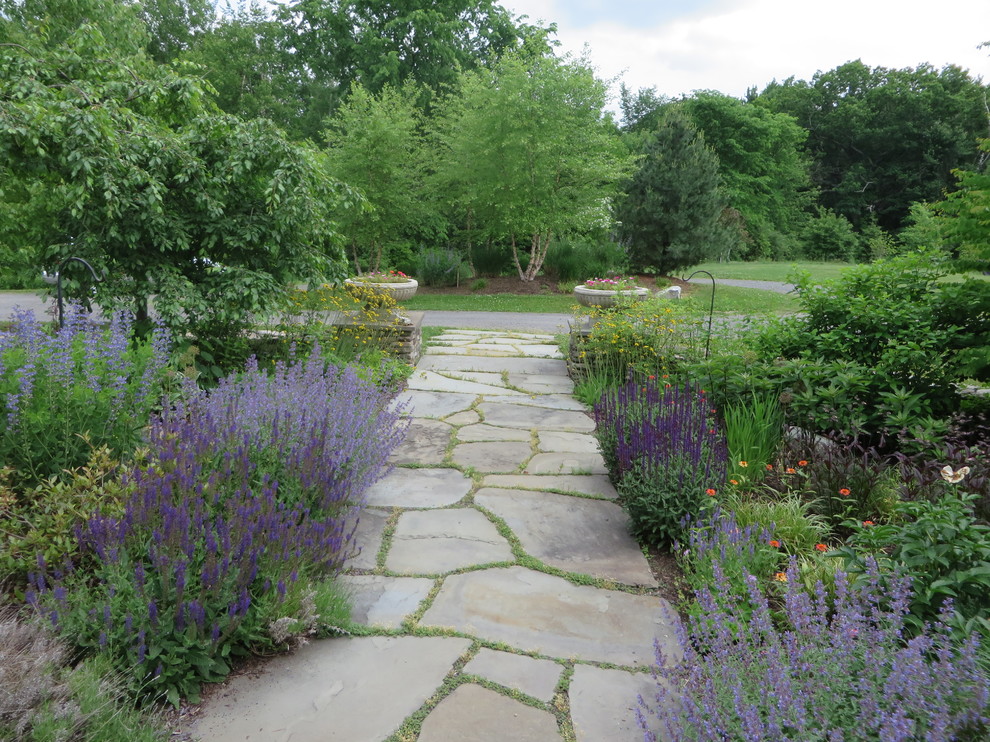 Foto de camino de jardín rural grande en primavera en patio delantero con jardín francés y adoquines de piedra natural