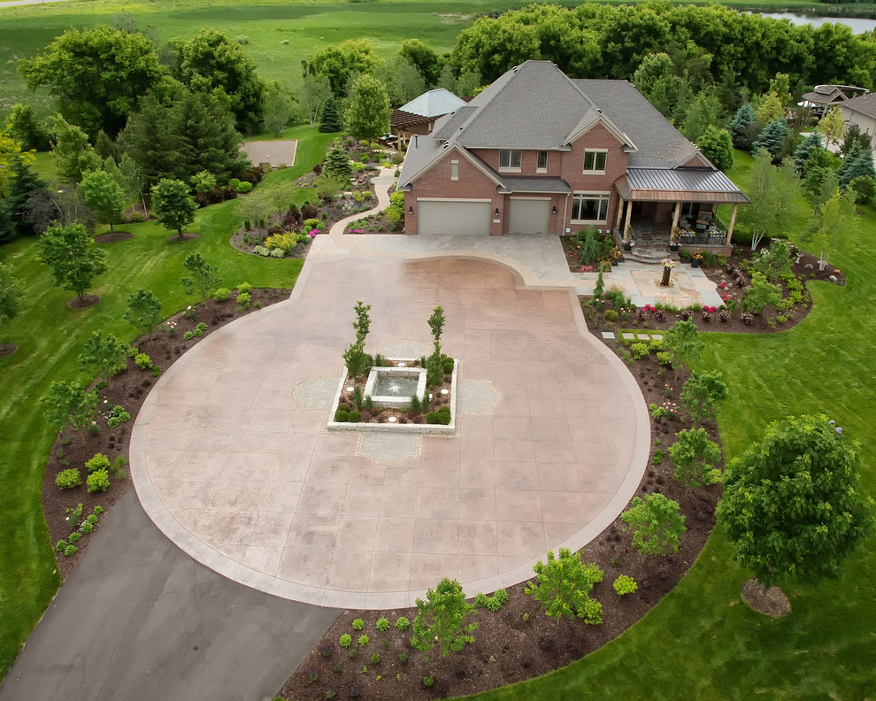 Design ideas for a traditional landscaping in Minneapolis.