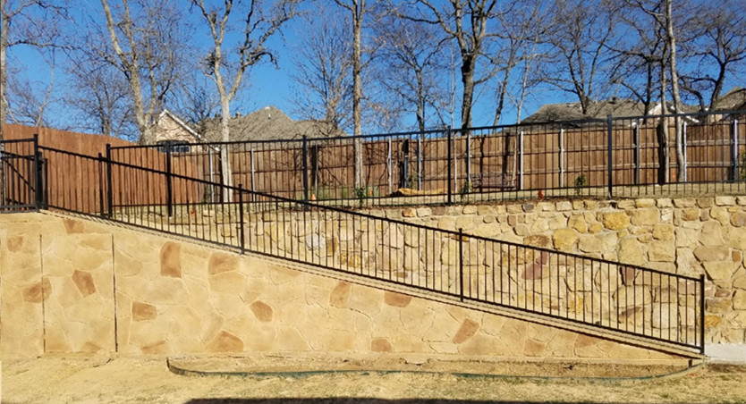 Großer Rustikaler Gartenweg hinter dem Haus mit direkter Sonneneinstrahlung in Dallas