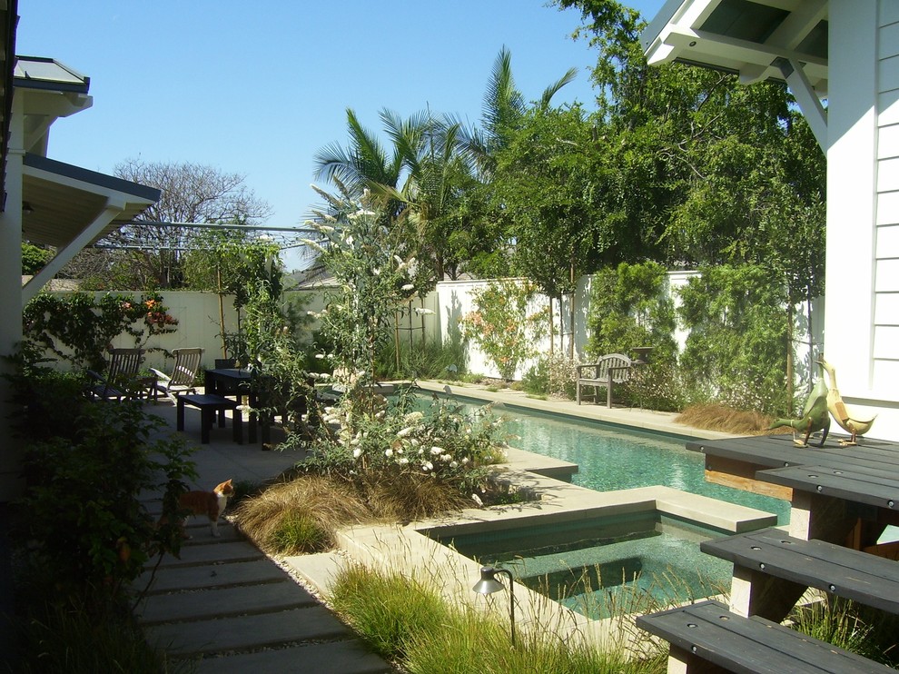 Foto de jardín bohemio de tamaño medio en verano en patio delantero con jardín francés, exposición total al sol y adoquines de piedra natural