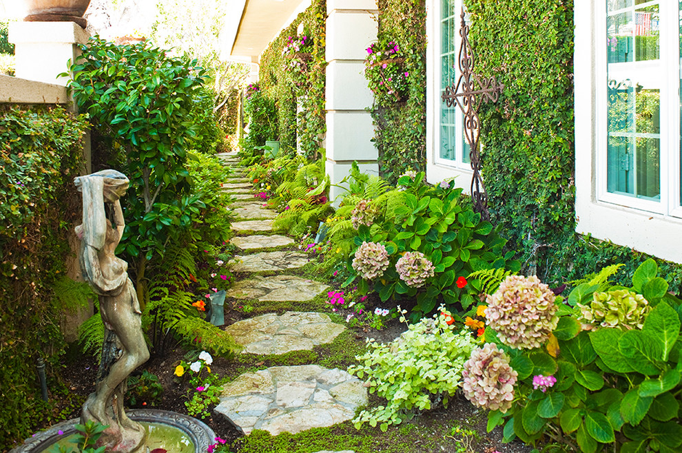 Idee per un grande giardino formale stile marinaro esposto a mezz'ombra nel cortile laterale in primavera con fontane e pavimentazioni in pietra naturale