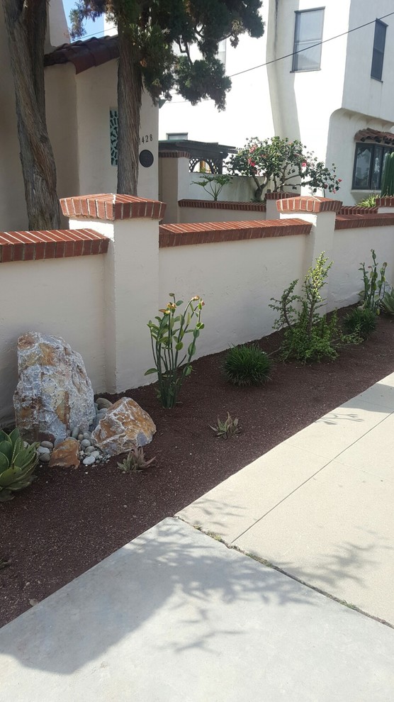 サンディエゴにあるお手頃価格の中くらいな、夏の地中海スタイルのおしゃれな庭 (擁壁、半日向、マルチング舗装) の写真