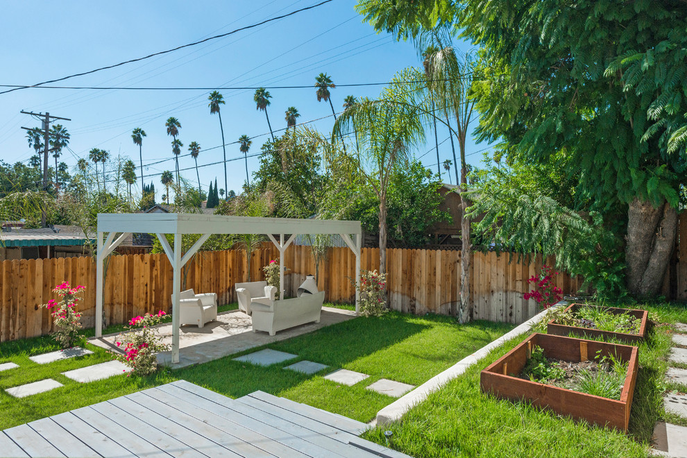 Mediterraner Garten hinter dem Haus mit Betonboden in Los Angeles