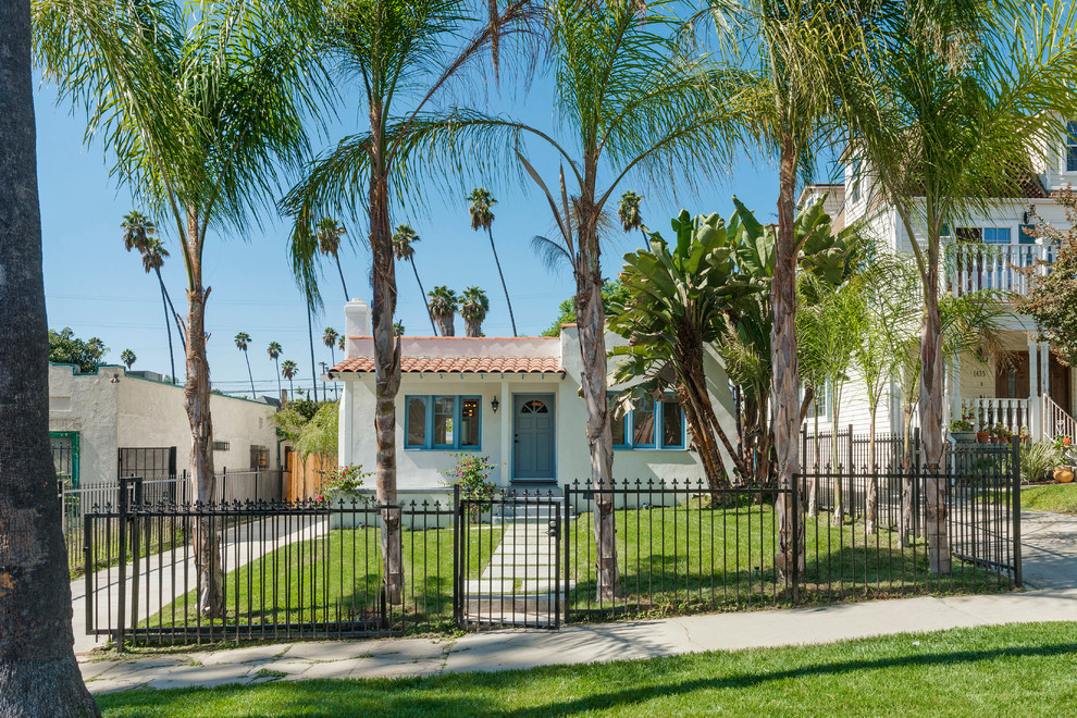 ロサンゼルスにある地中海スタイルのおしゃれな前庭の写真