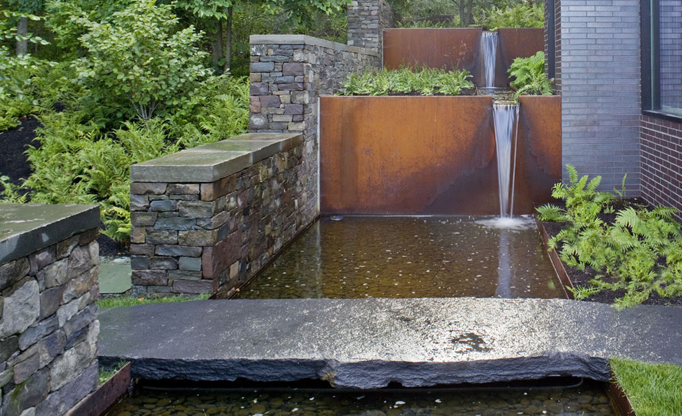 バーリントンにあるインダストリアルスタイルのおしゃれな庭の噴水の写真