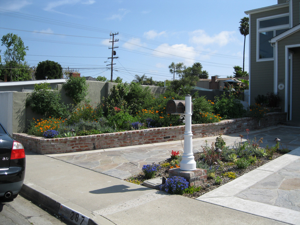 Photo of a small traditional garden in Orange County.