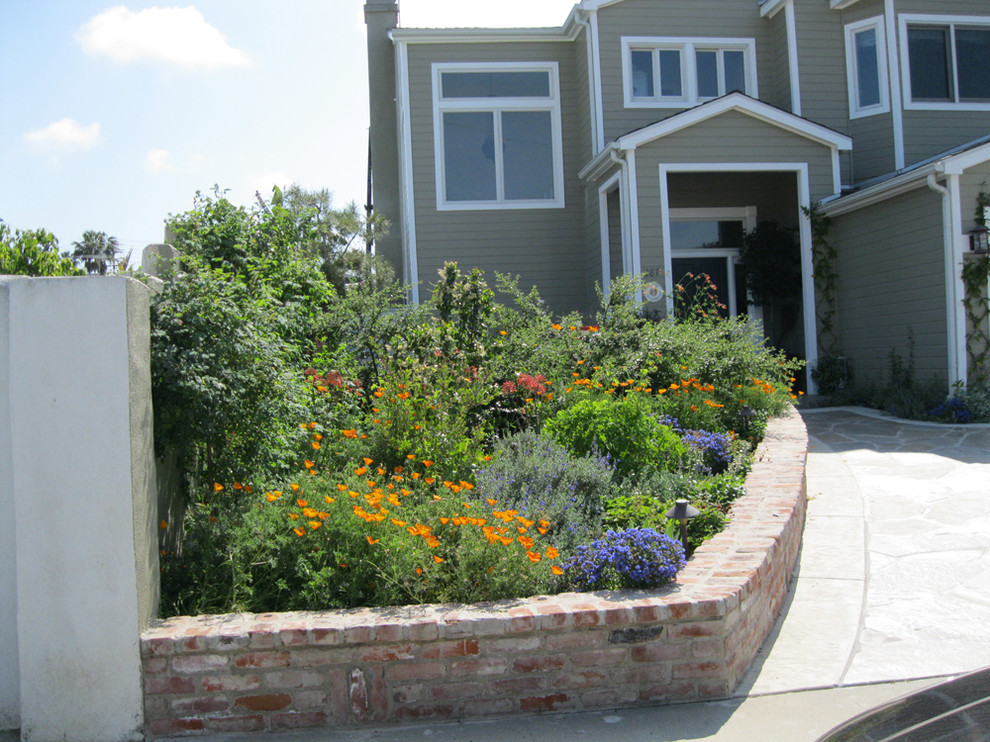 Mittelgroßer Klassischer Vorgarten mit Auffahrt, direkter Sonneneinstrahlung und Natursteinplatten in Orange County