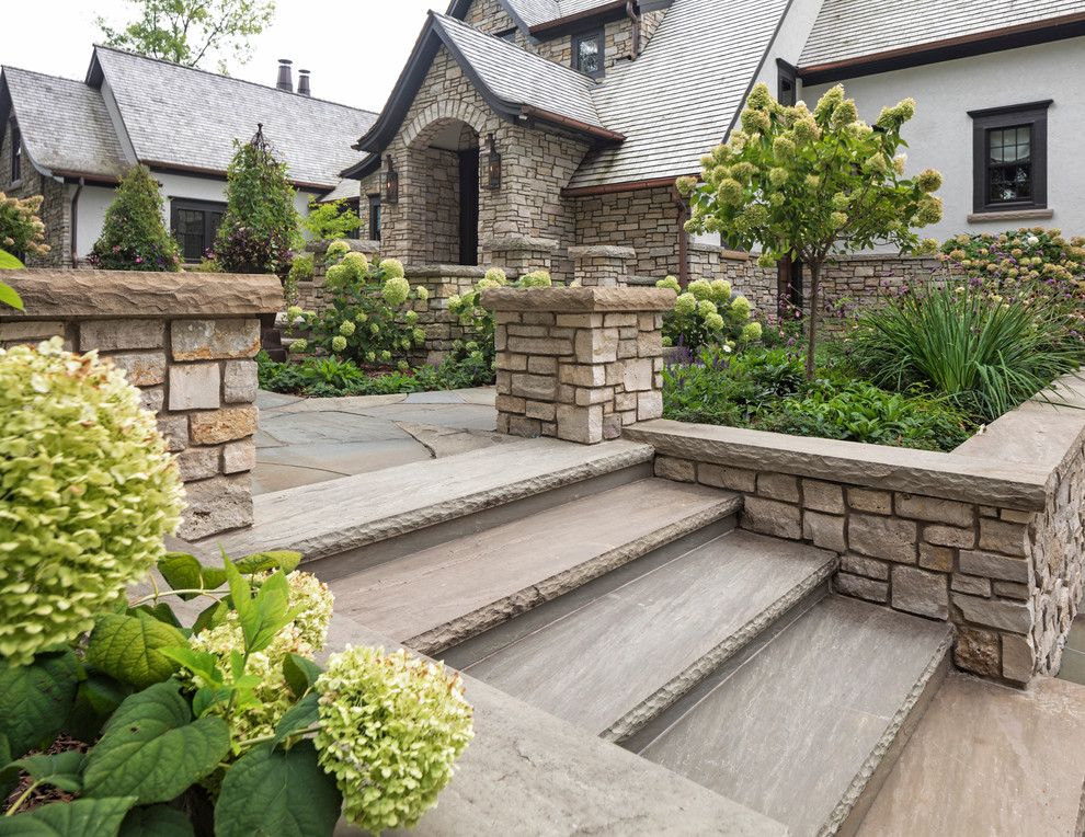 На фото: участок и сад на переднем дворе в классическом стиле с покрытием из каменной брусчатки