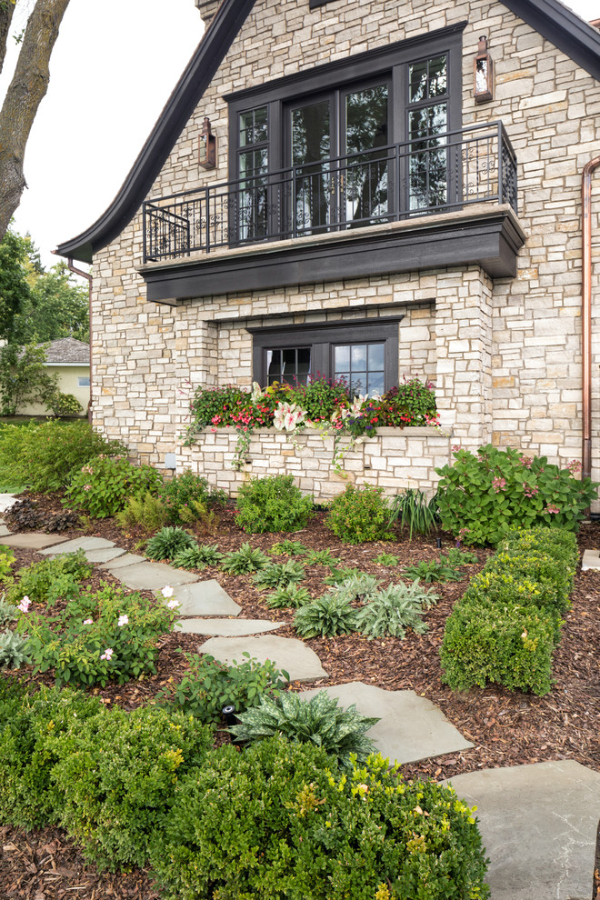 Idee per un giardino tradizionale dietro casa con pavimentazioni in pietra naturale