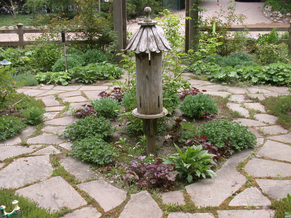 Inredning av en klassisk mellanstor trädgård i skuggan som tål torka och i slänt på våren, med naturstensplattor