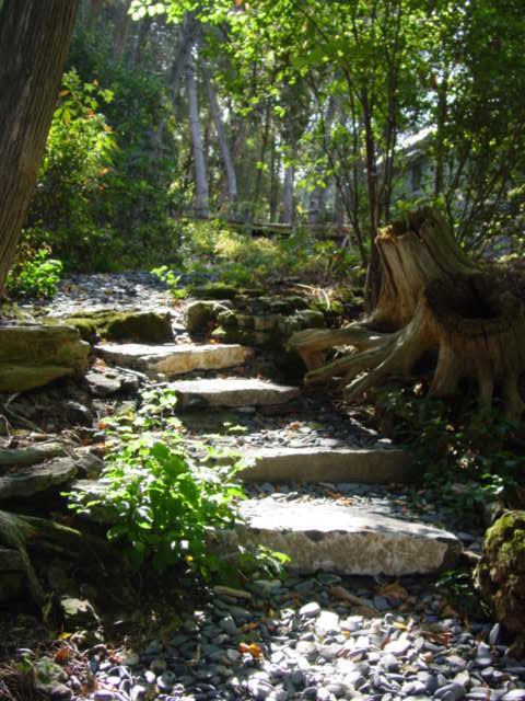 Foto di un giardino stile rurale esposto a mezz'ombra di medie dimensioni in estate con un ingresso o sentiero, un pendio, una collina o una riva e pavimentazioni in pietra naturale