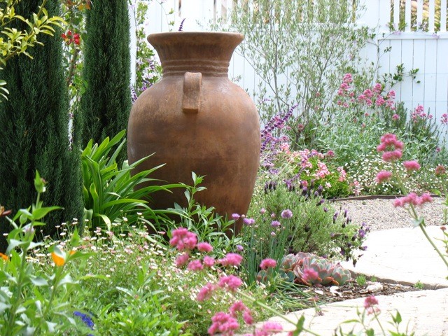 Immagine di un giardino stile shabby esposto in pieno sole di medie dimensioni e dietro casa con un ingresso o sentiero e ghiaia
