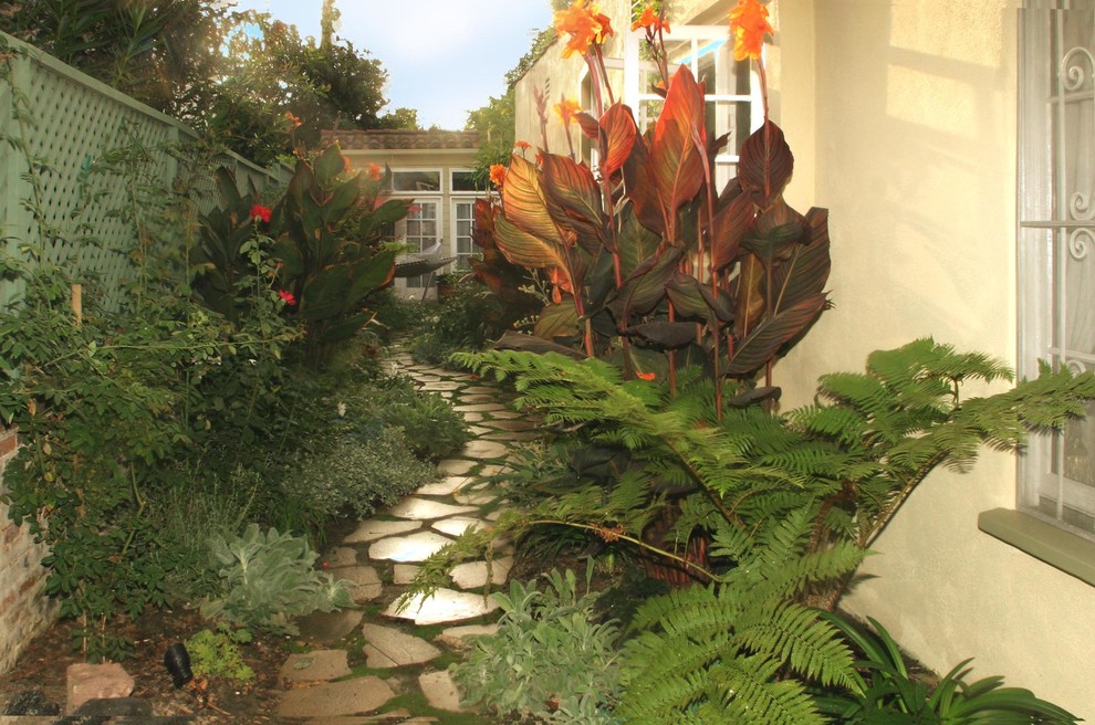 На фото: участок и сад на боковом дворе в классическом стиле