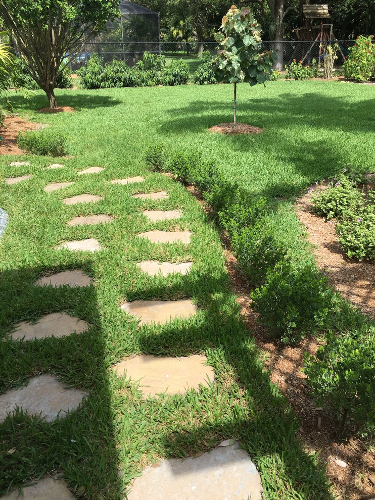 Geometrischer, Kleiner Klassischer Kiesgarten im Sommer, hinter dem Haus mit Wasserspiel und direkter Sonneneinstrahlung in Miami