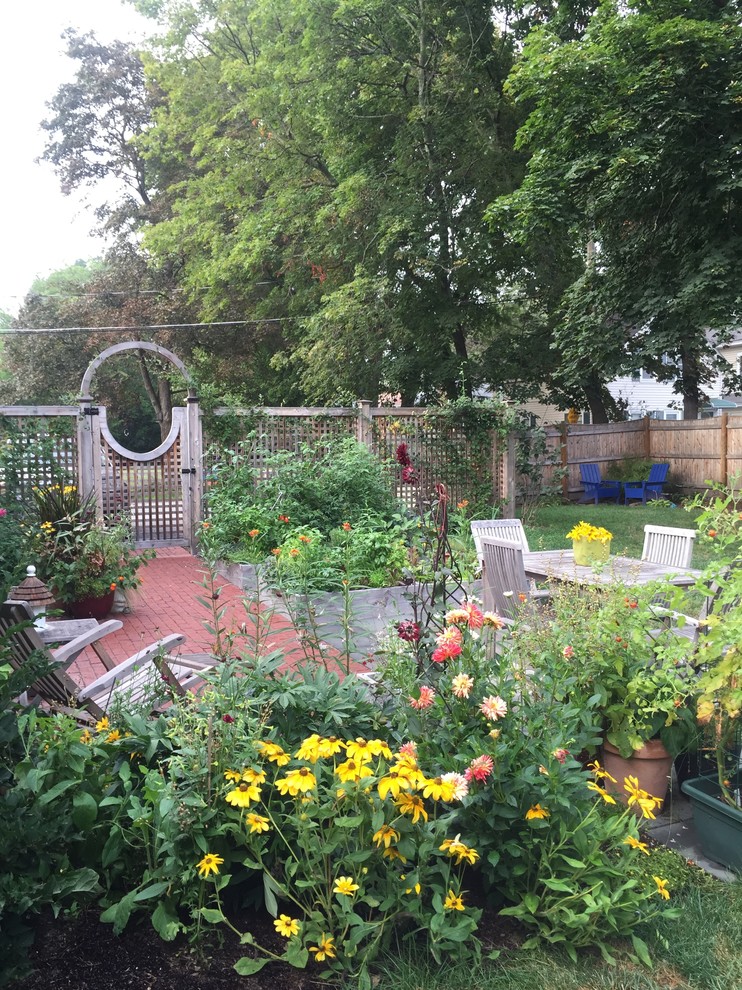 Idee per un piccolo giardino country esposto in pieno sole in cortile in estate con pavimentazioni in mattoni