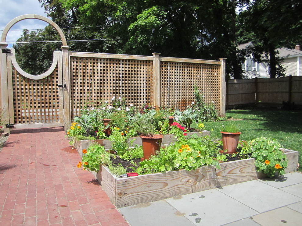 Diseño de jardín de estilo de casa de campo pequeño en verano en patio con huerto, exposición total al sol, adoquines de ladrillo y jardín francés
