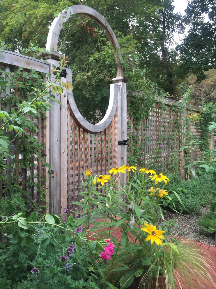 Esempio di un piccolo giardino country esposto in pieno sole in cortile in estate con pavimentazioni in mattoni