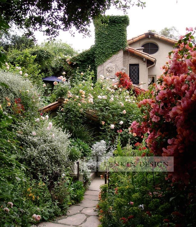 Inspiration for a classic garden in Los Angeles.