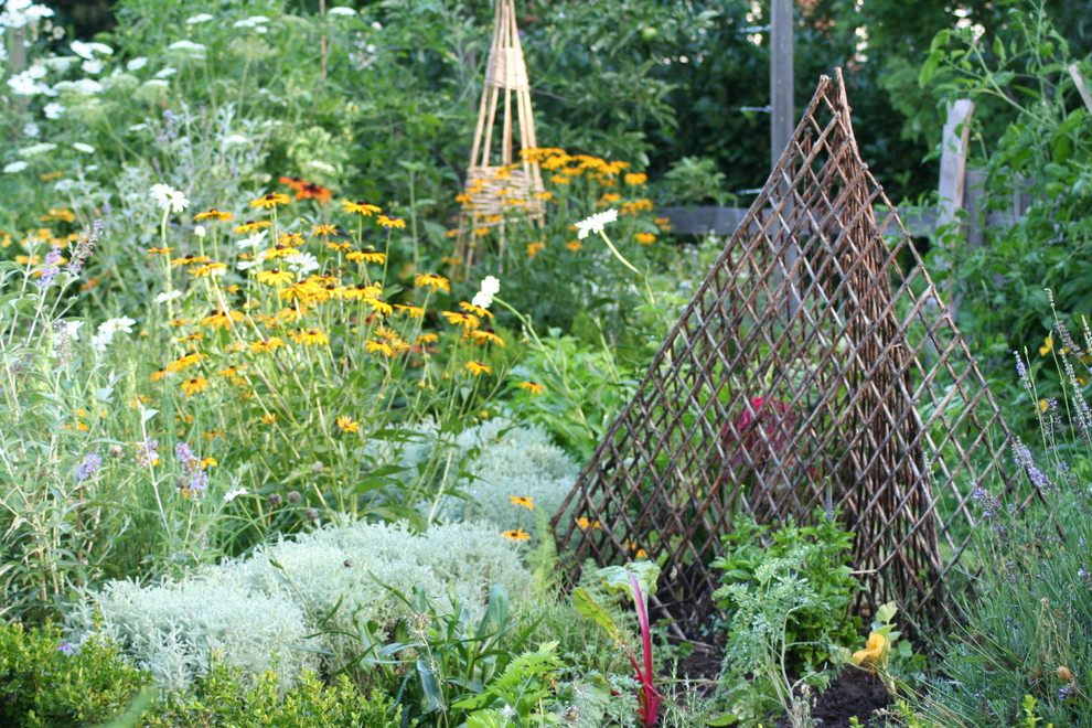 Immagine di un grande giardino bohémian esposto in pieno sole dietro casa in estate