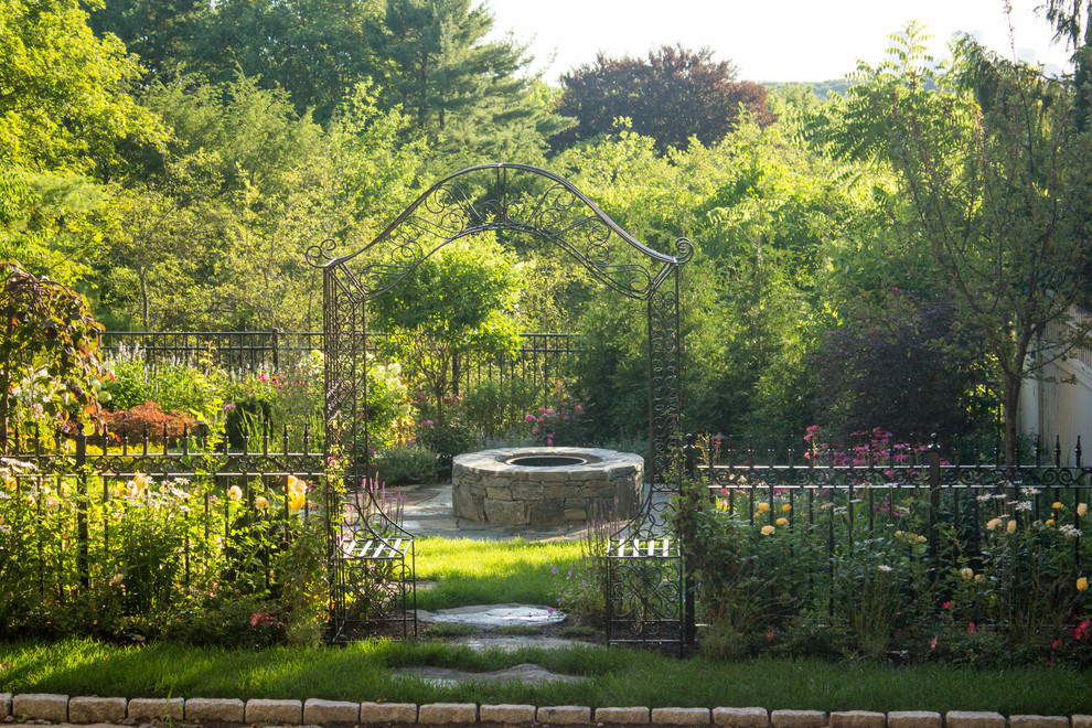 Idéer för en mellanstor medelhavsstil trädgård i full sol på sommaren, med naturstensplattor