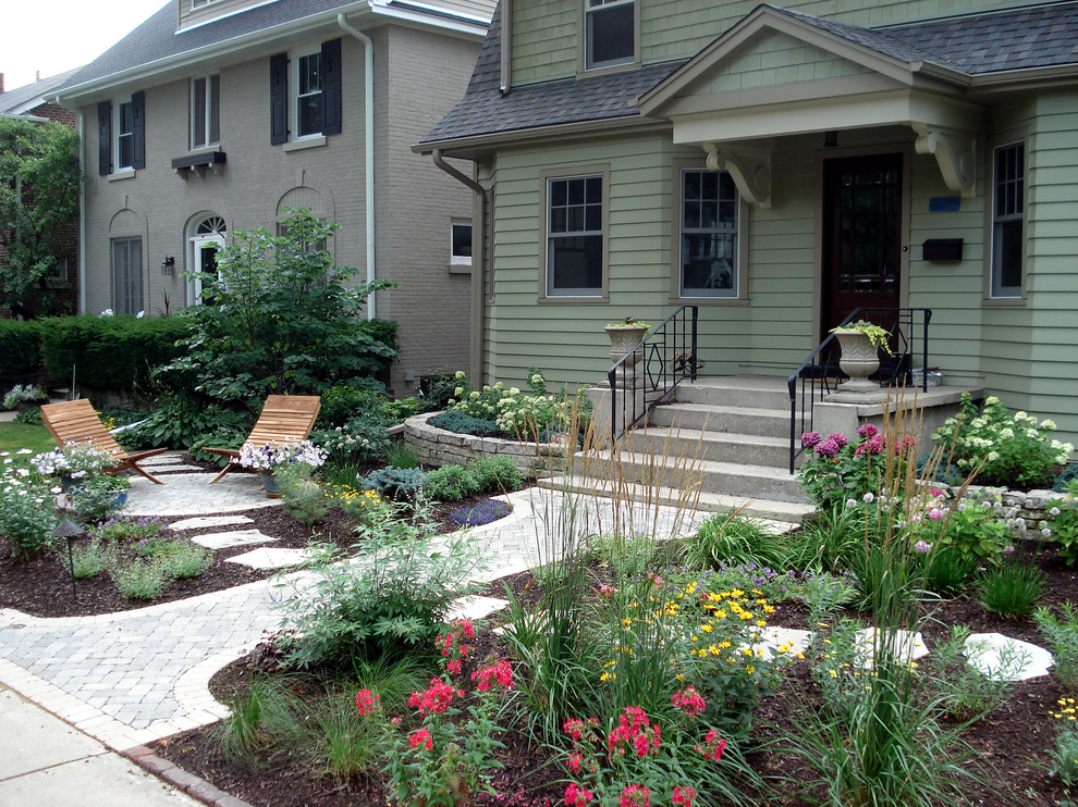 Photo of a traditional front yard landscaping in Chicago.