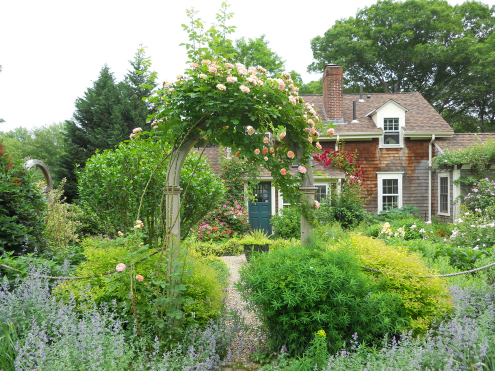 Immagine di un giardino stile rurale esposto in pieno sole di medie dimensioni e davanti casa con un ingresso o sentiero e ghiaia