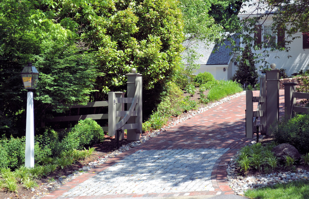 Esempio di un grande vialetto d'ingresso classico esposto a mezz'ombra davanti casa con un ingresso o sentiero e pavimentazioni in pietra naturale