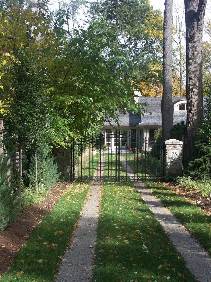 Источник вдохновения для домашнего уюта: участок и сад на переднем дворе в классическом стиле с подъездной дорогой