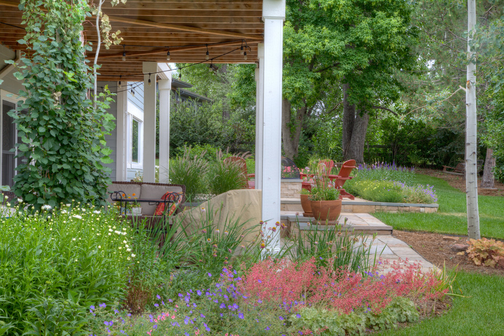デンバーにある高級な広いカントリー風のおしゃれな整形庭園 (日向、天然石敷き) の写真