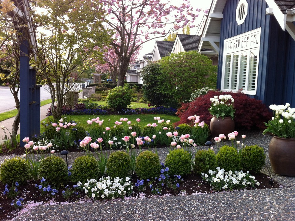 Design ideas for a traditional front yard flower bed in Vancouver for spring.