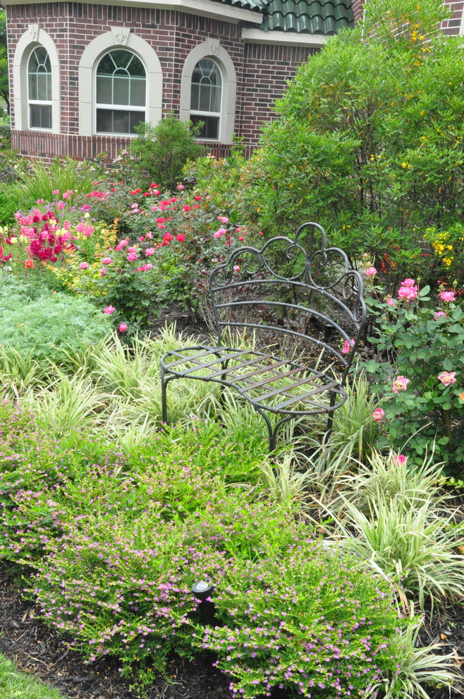 Cottagestyle front yard in Braeswood Place Clásico Jardín