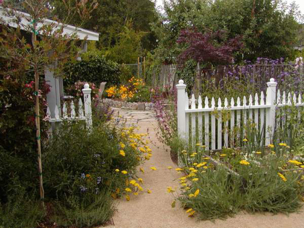 Idee per un piccolo giardino tradizionale esposto a mezz'ombra nel cortile laterale in estate con graniglia di granito