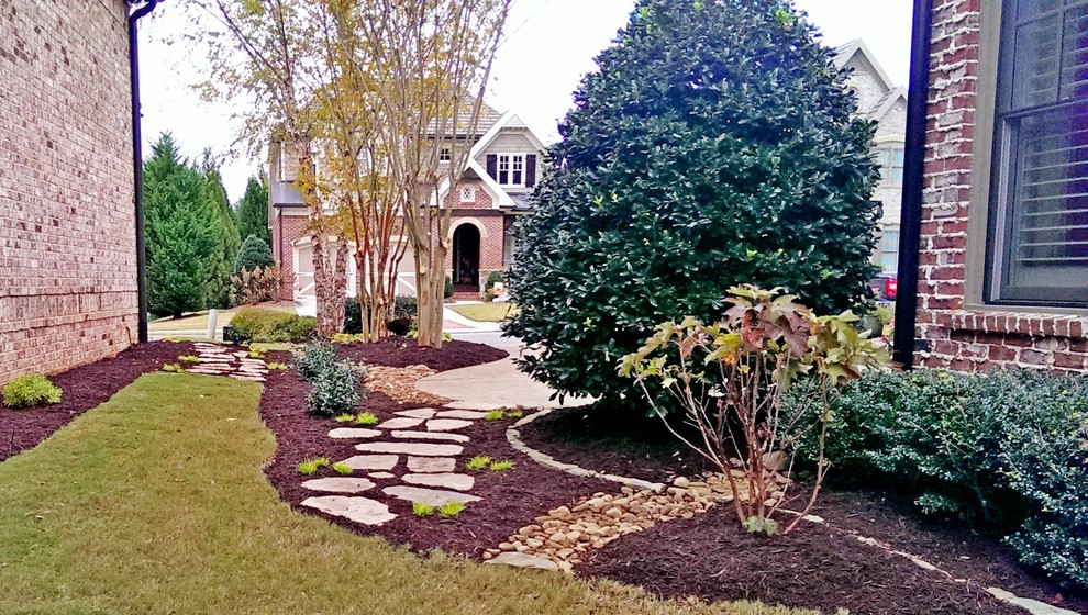 Aménagement d'un aménagement d'entrée ou allée de jardin latéral craftsman avec des pavés en pierre naturelle.