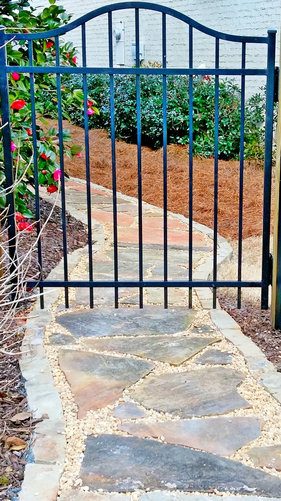 На фото: участок и сад на боковом дворе в классическом стиле с садовой дорожкой или калиткой и покрытием из каменной брусчатки