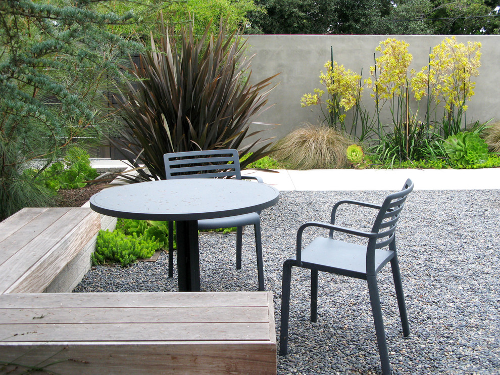 Стильный дизайн: участок и сад на заднем дворе в стиле модернизм с покрытием из гравия - последний тренд