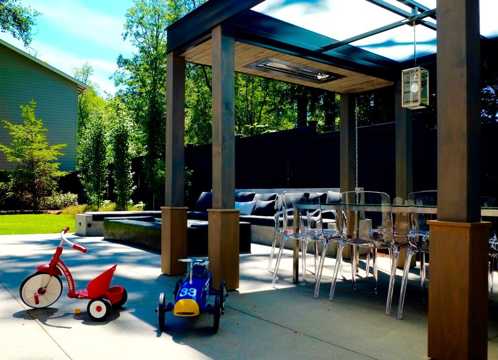 Geometrischer, Mittelgroßer, Halbschattiger Moderner Gartenkamin hinter dem Haus mit Betonboden in Seattle