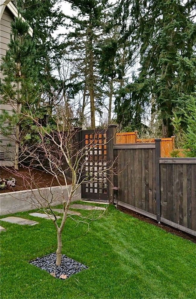 Geometrischer, Mittelgroßer Moderner Gartenweg hinter dem Haus mit direkter Sonneneinstrahlung und Natursteinplatten in Seattle