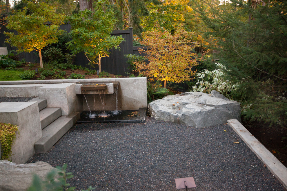 Geometrischer, Mittelgroßer, Halbschattiger Moderner Kiesgarten hinter dem Haus mit Steindeko in Seattle