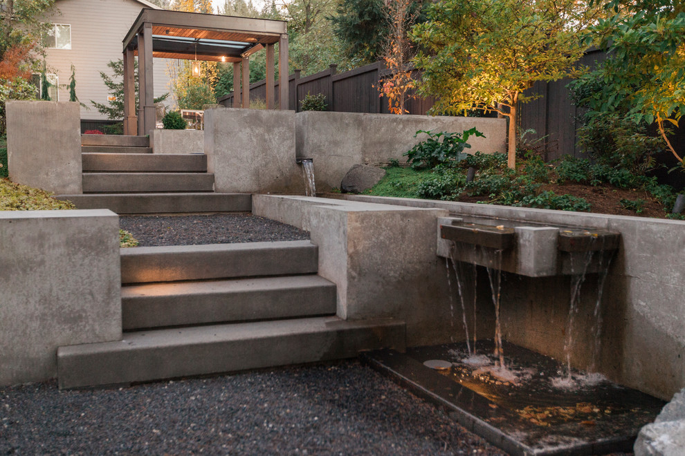 Geometrischer, Mittelgroßer, Halbschattiger Moderner Garten hinter dem Haus mit Wasserspiel und Betonboden in Seattle