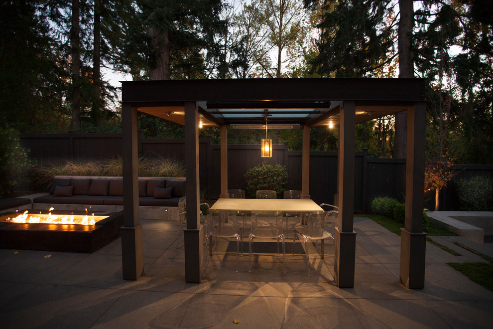Geometrischer, Mittelgroßer Moderner Gartenkamin hinter dem Haus mit direkter Sonneneinstrahlung und Betonboden in Seattle