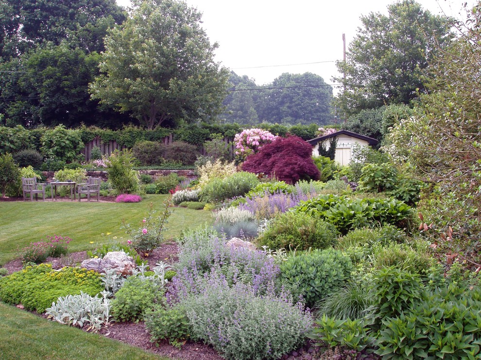 Cette image montre un jardin design l'été avec une exposition ensoleillée.