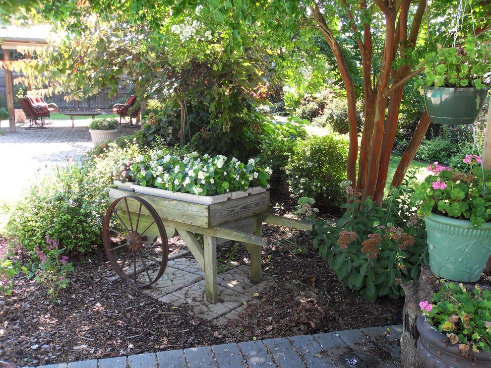 Foto de jardín campestre en patio trasero con adoquines de piedra natural